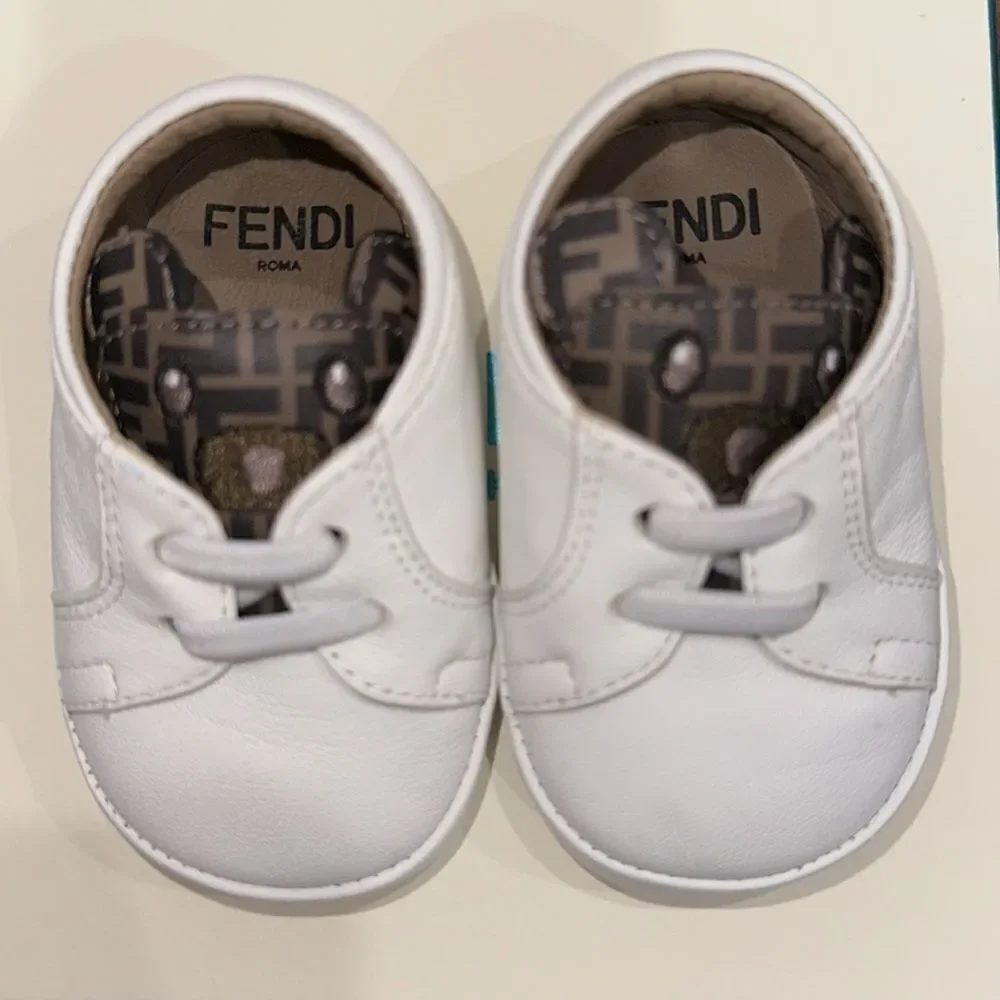 FENDI BABY LOGO LACE CRIB SHOE WITH FF DETAIL 2C
